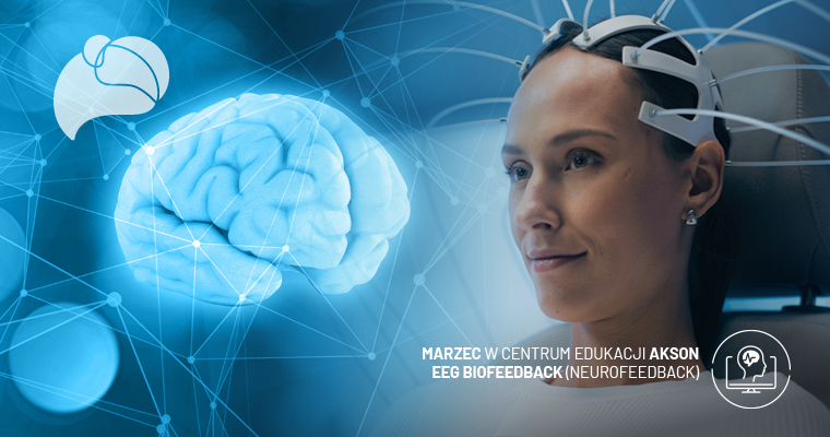 Pacjent podczas sesji EEG Biofeedback z elektrodami na głowie i ekranem terapeutycznym.