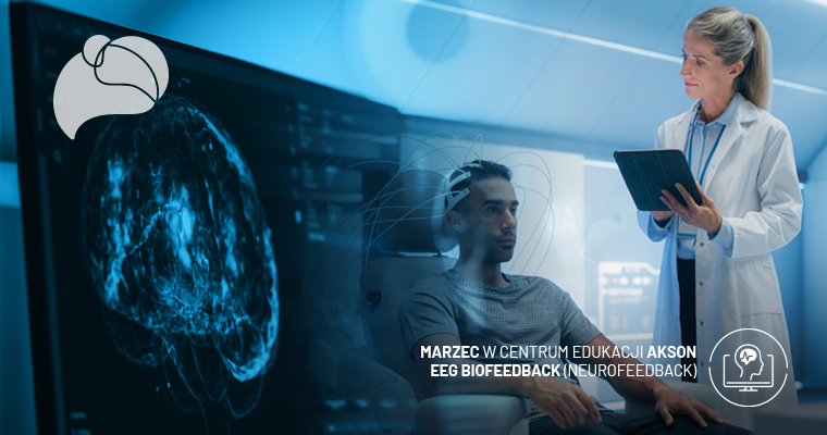 Specjalista wykonuje badanie EEG Biofeedback u pacjenta w gabinecie.