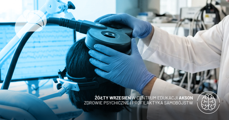Lekarz w rękawiczkach ochronnych przykłada cewkę TMS do głowy pacjentki podczas zabiegu przezczaszkowej stymulacji magnetycznej, w tle monitor z zapisem EEG – grafika kampanii Żółty Wrzesień w AKSON Centrum Edukacji